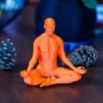 Meditáló ember szobor