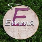 Egyedi fa névtábla- Virágmintával