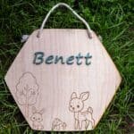 Egyedi fa névtábla – Erdei motívumokkal