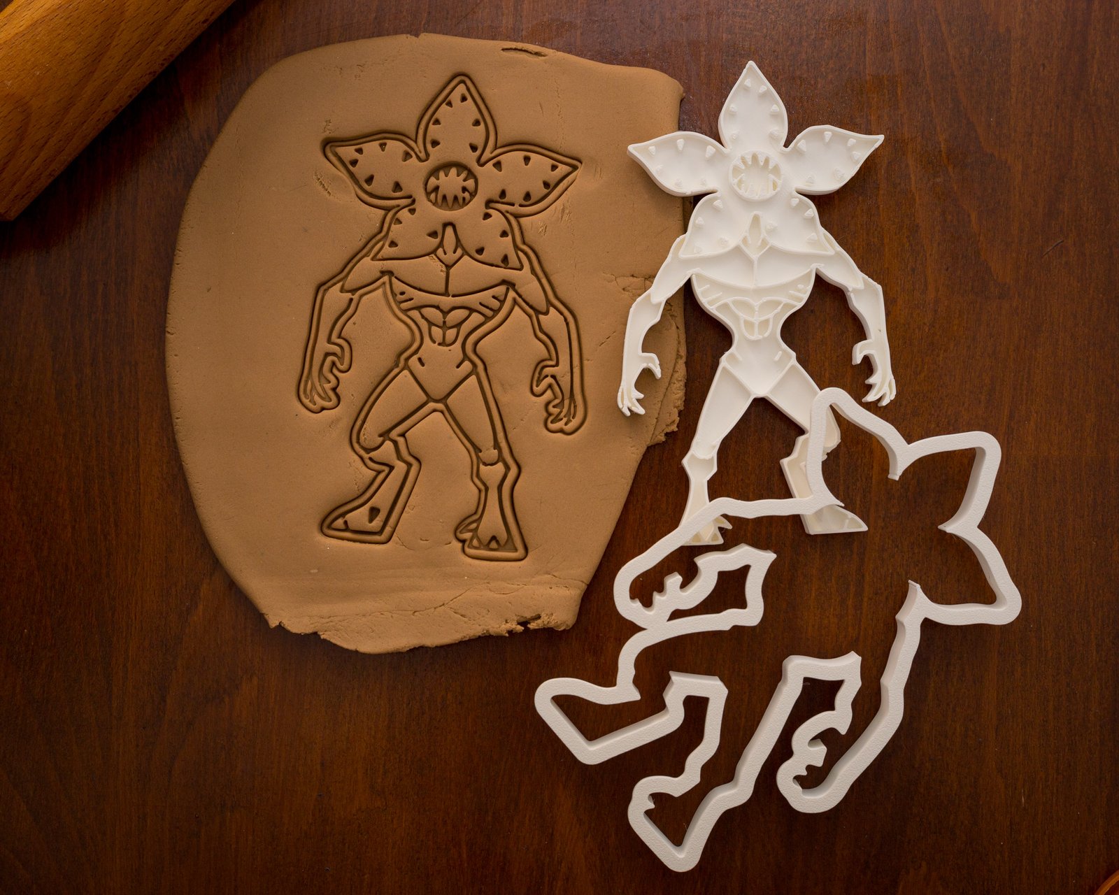 Stranger Things ULTIMATE Süti Kiszúró Gyűjtemény "Hawkins Band" – 10 darabos Prémium Süti- és Gyurmakiszúró Szett 10 Stranger Things ULTIMATE Süti Kiszúró Gyűjtemény "Hawkins Band" – 10 darabos Prémium Süti- és Gyurmakiszúró Szett - Image 10