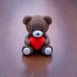 Maci piros szívvel - ajándék minden alkalomra