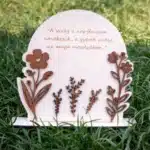 Gravírozott Fa Emléktábla 3D Virágokkal