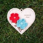 Ajándék anyák napjára - Egyedi feliratos szív alakú gravírozott fa dísz horgolt virágokkal