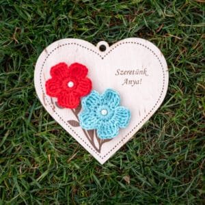 Ajándék anyák napjára - Egyedi feliratos szív alakú gravírozott fa dísz horgolt virágokkal